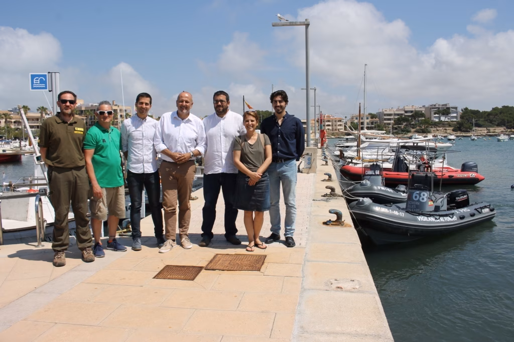 Quince barcas vigilarán los fondeos cerca de las praderas de posidonia