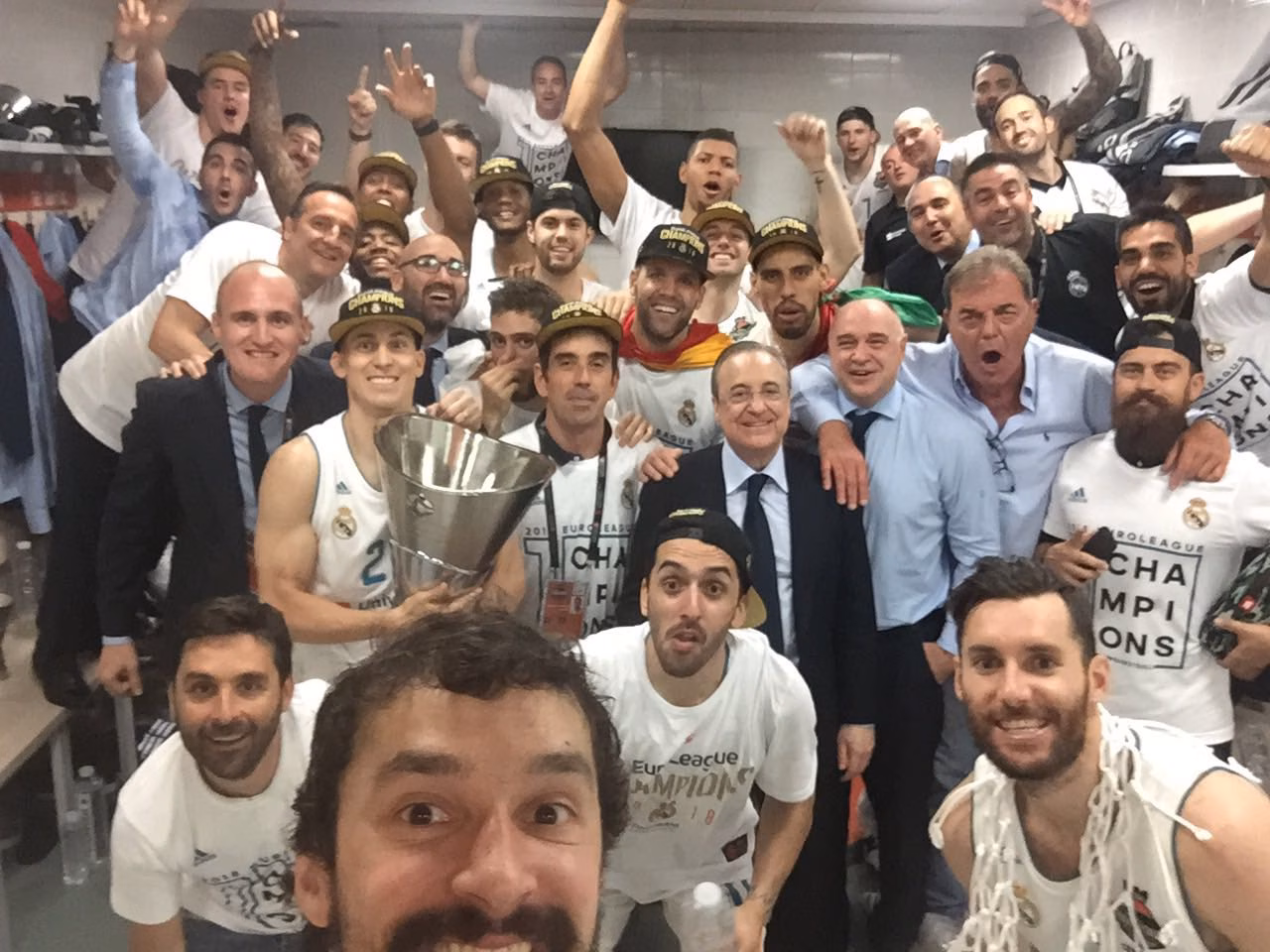 (La foto) El tradicional selfie de LLull