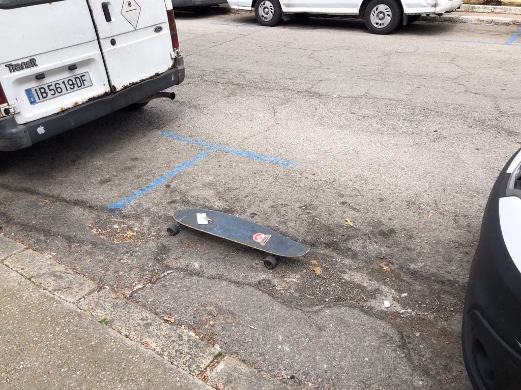 (La foto) Un monopatín "aparcado" en la zona azul de Maó