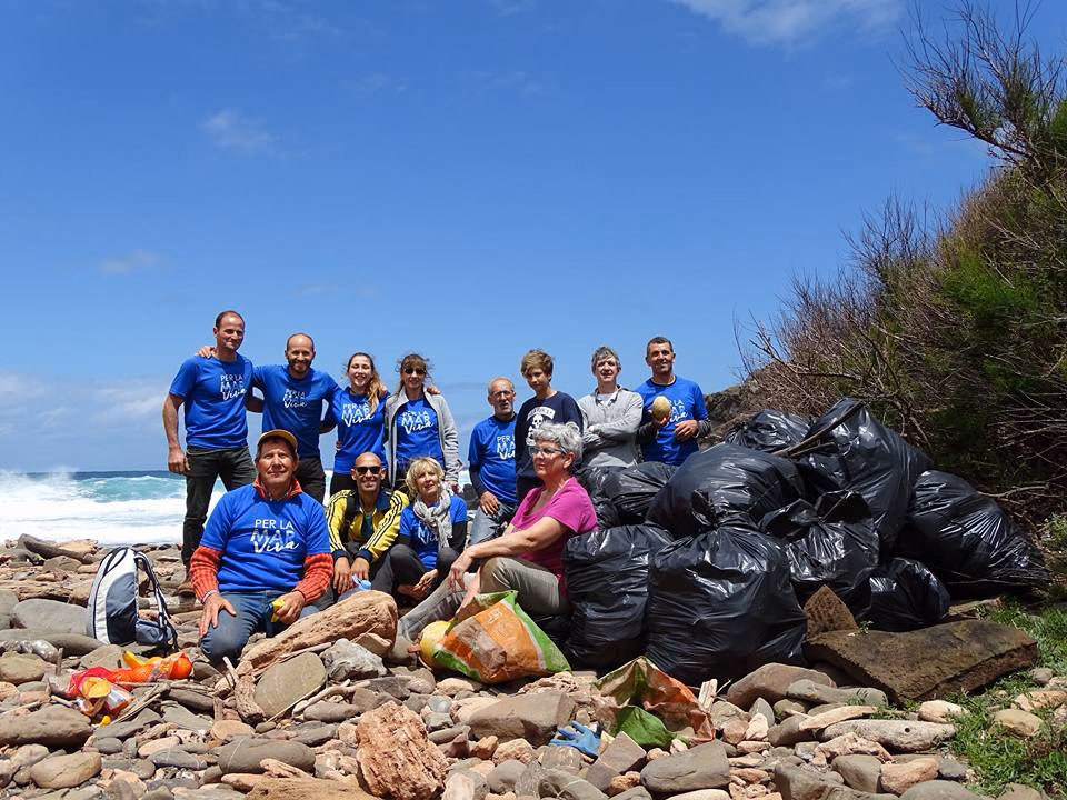 (Galería de fotos) Retiran kilos de basura del litoral de Sant Lluís y Es Mercadal