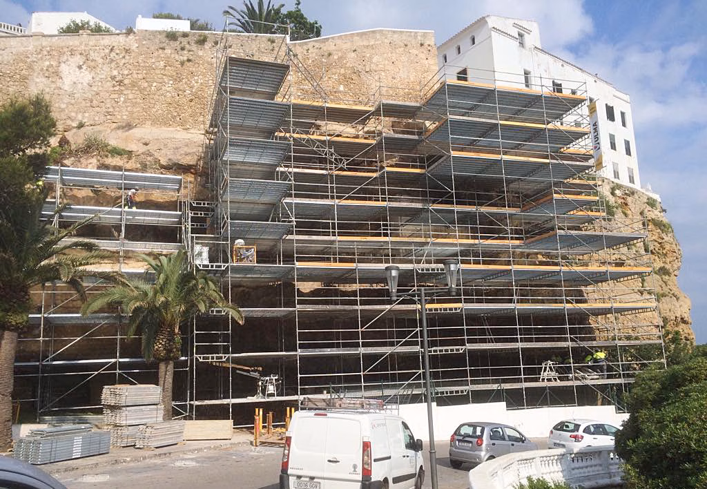 Asegurando el acantilado de Ses Voltes