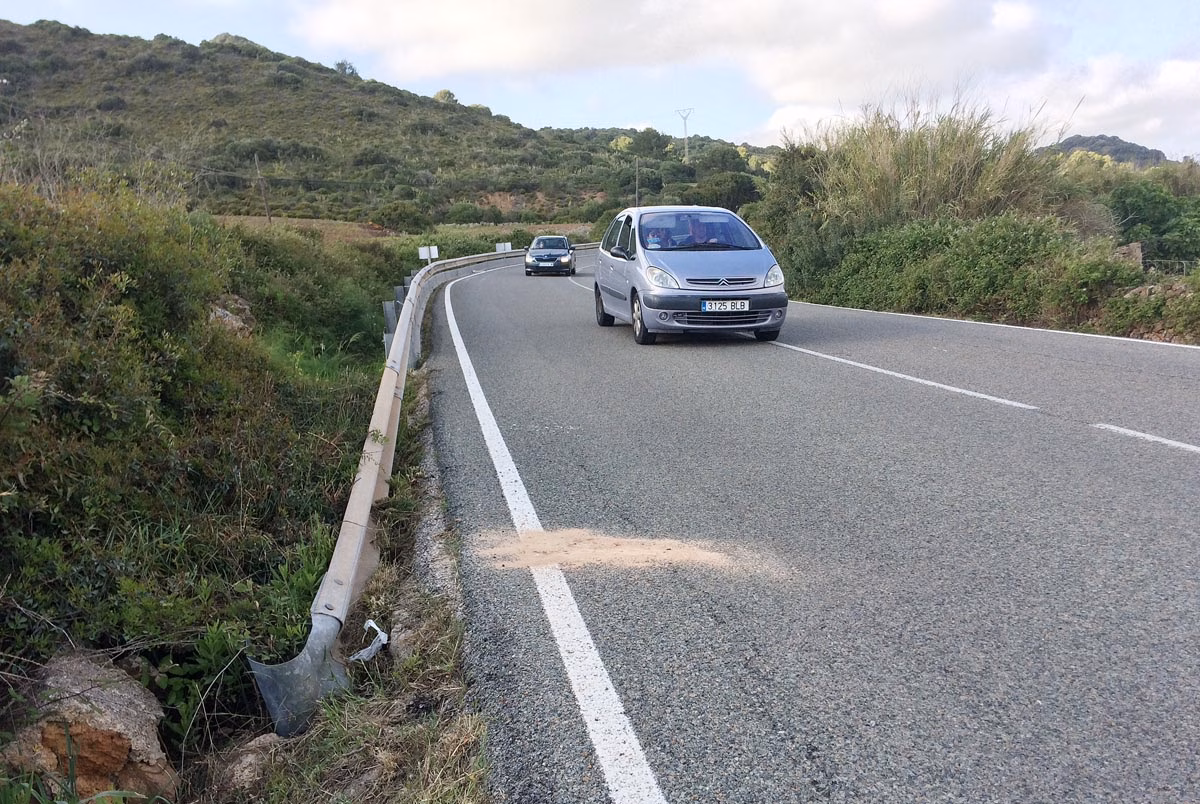 Evacúan a un motorista mallorquín tras un accidente en Es Mercadal