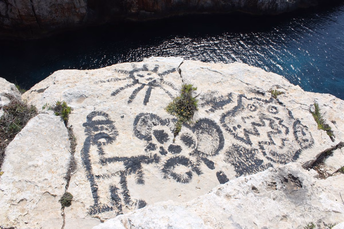 Denuncian pintadas en los "penya-segats de n'Abella", en Binidalí
