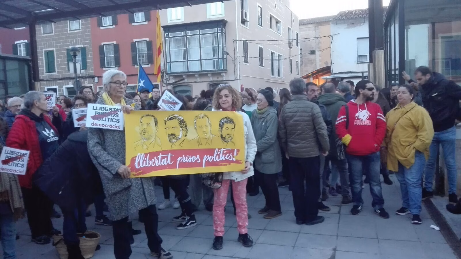 (Fotos) 300 personas claman en Maó por la libertad de los presos políticos
