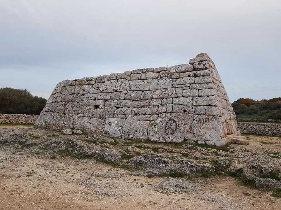 (Ampliación) Grave acto de vandalismo en la Naveta des Tudons, que aparece llena de pintadas