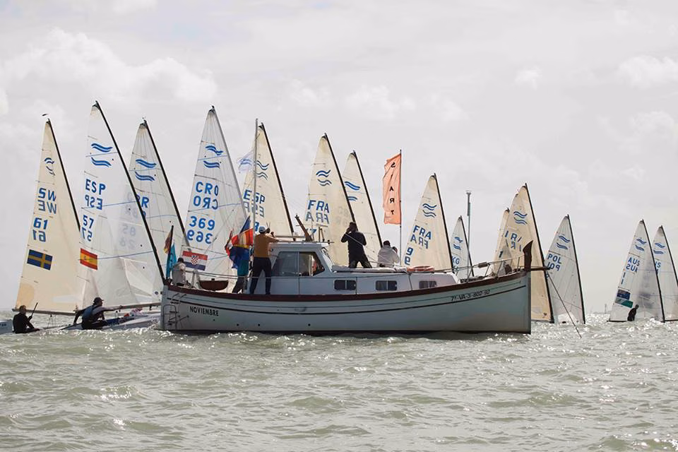 Joan Cardona arranca 13º en la general y mejor español en el Europeo de Finn