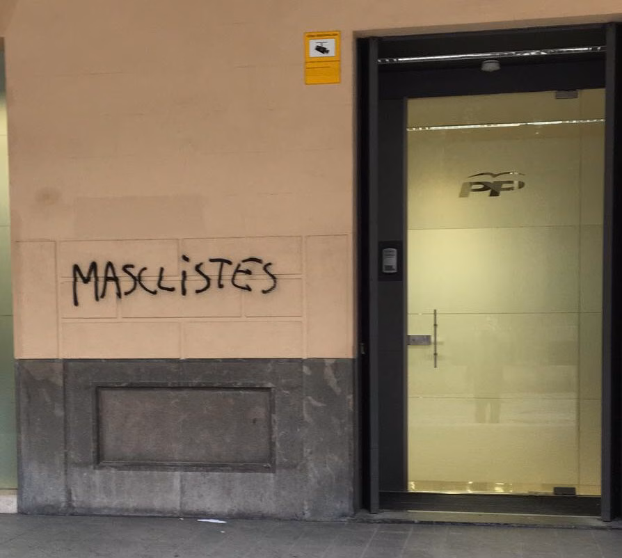 La sede del PP aparece con pintadas en las que se les acusa de "machistas"
