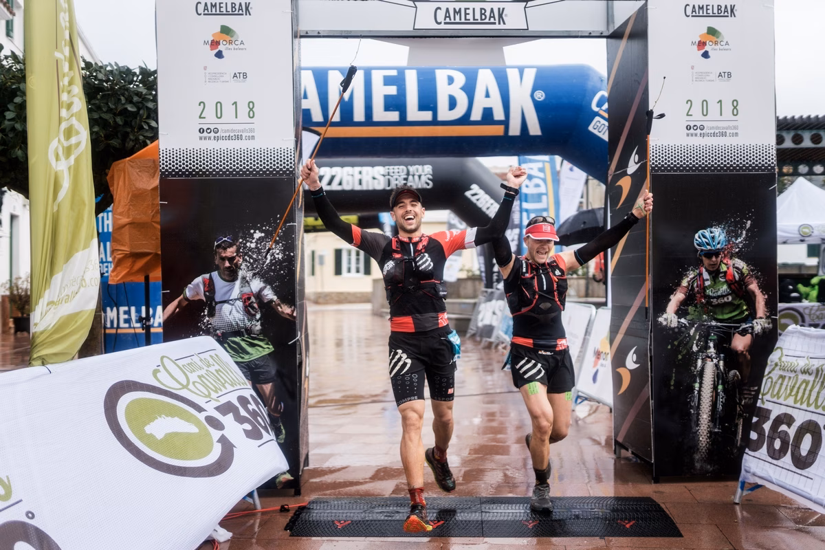 Ni la lluvia puede con los líderes en la etapa final de la Epic Trail Camí de Cavalls 360º