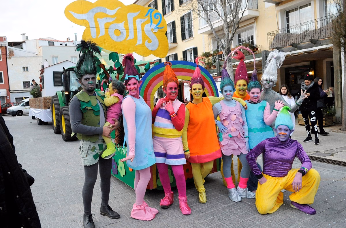 (Fotos y vídeo) West Side Story, vikingos, musas, trogloditas y el steampunk toman las calles de Maó