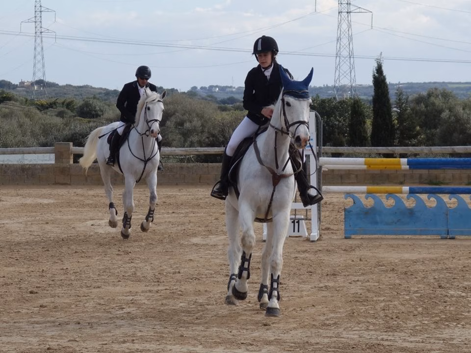 Ana Moreno reina en el campeonato de Menorca de salto de obstáculos