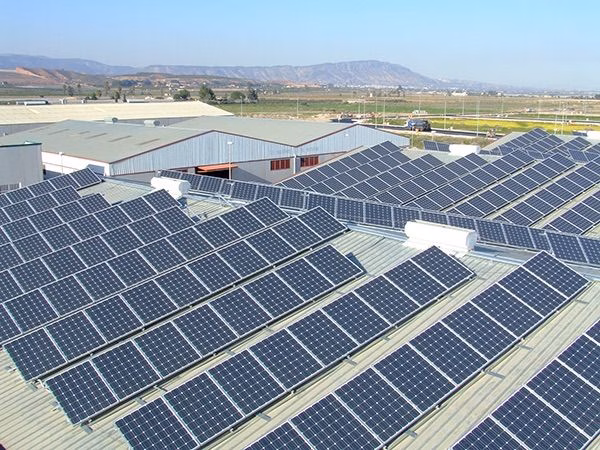 Todos los aparcamientos de más de 1.000 metros cuadrados deberán tener placas solares  sobre marquesinas antes de 2025