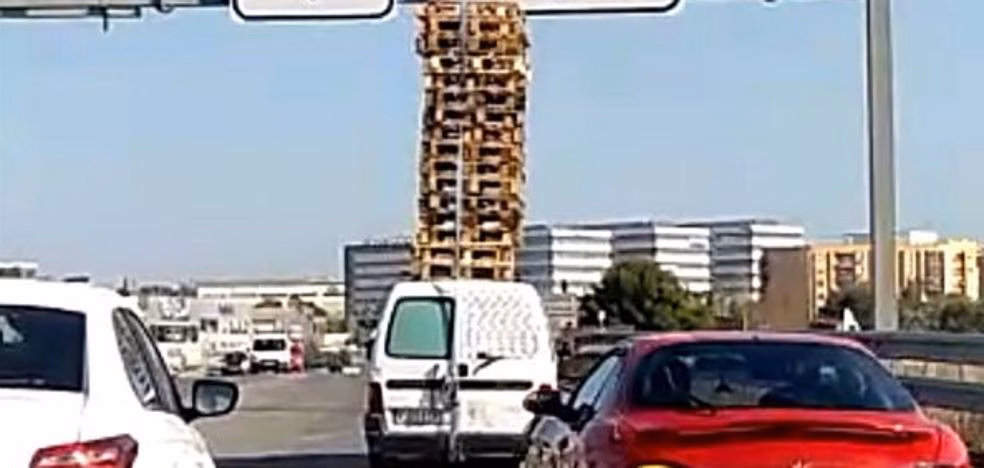 (Lo+viral) Circula por una autopista con 20 palés en el techo de la furgoneta