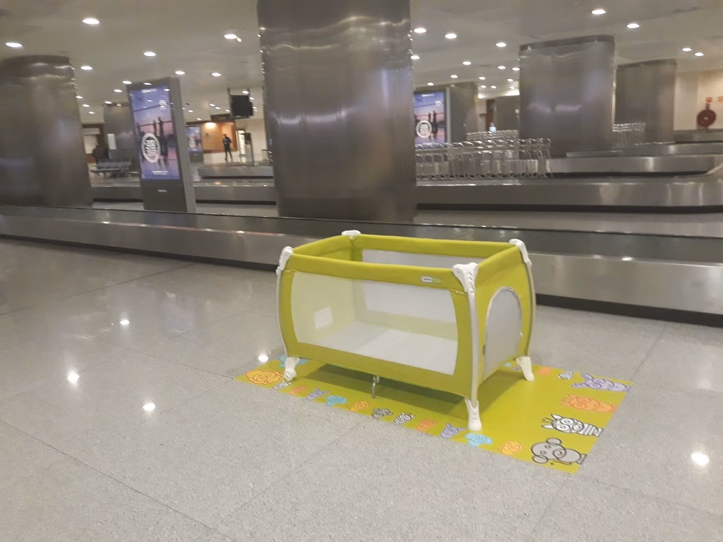 (La foto) Un "parque cuna" en la zona de recogida de maletas