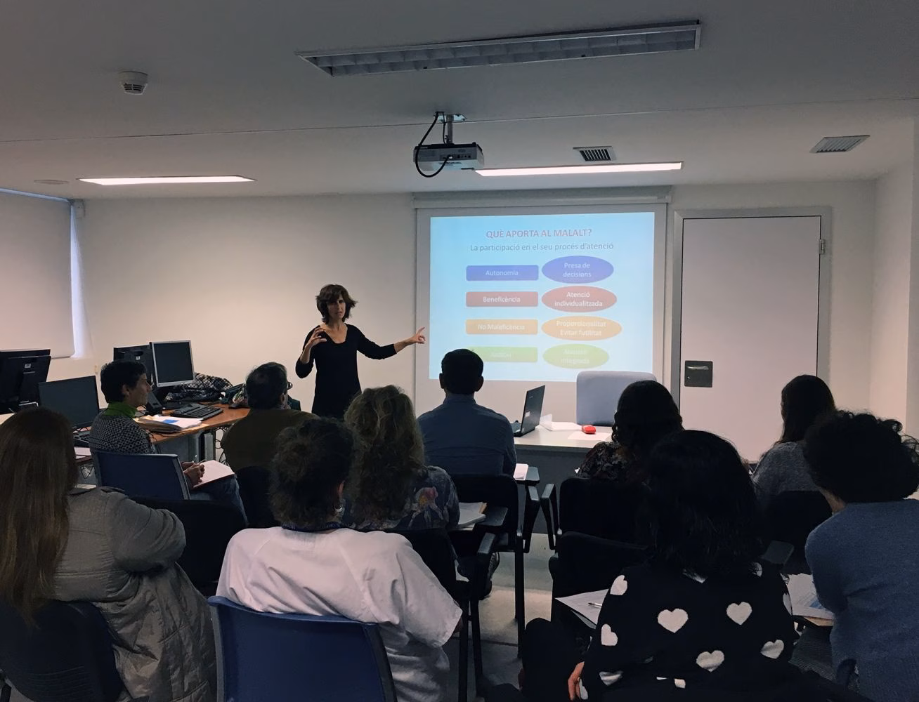 (Fotos) Unos 90 profesionales participan en la "I Jornada d'Atenció a la Cronicitat"