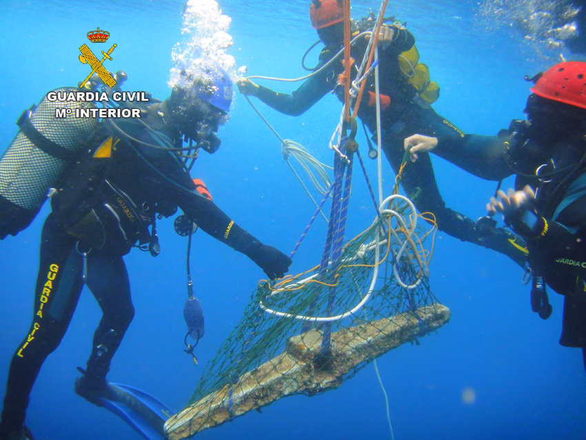 La Guardia Civil recupera un cepo de un ancla de la era Romana