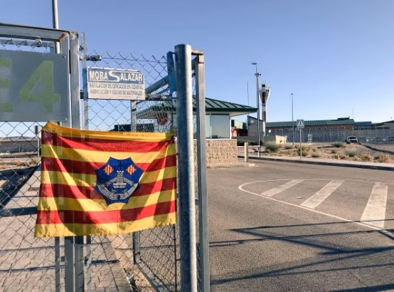 (La foto) JERC Menorca acude a la salida de Estremera de los exconsellers de la Generalitat