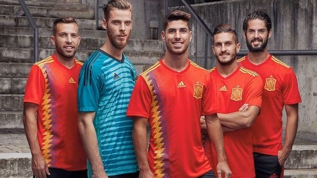 Mientras España discute sobre su camiseta los expertos ya ponen a España entre las favoritas al título en Rusia '18