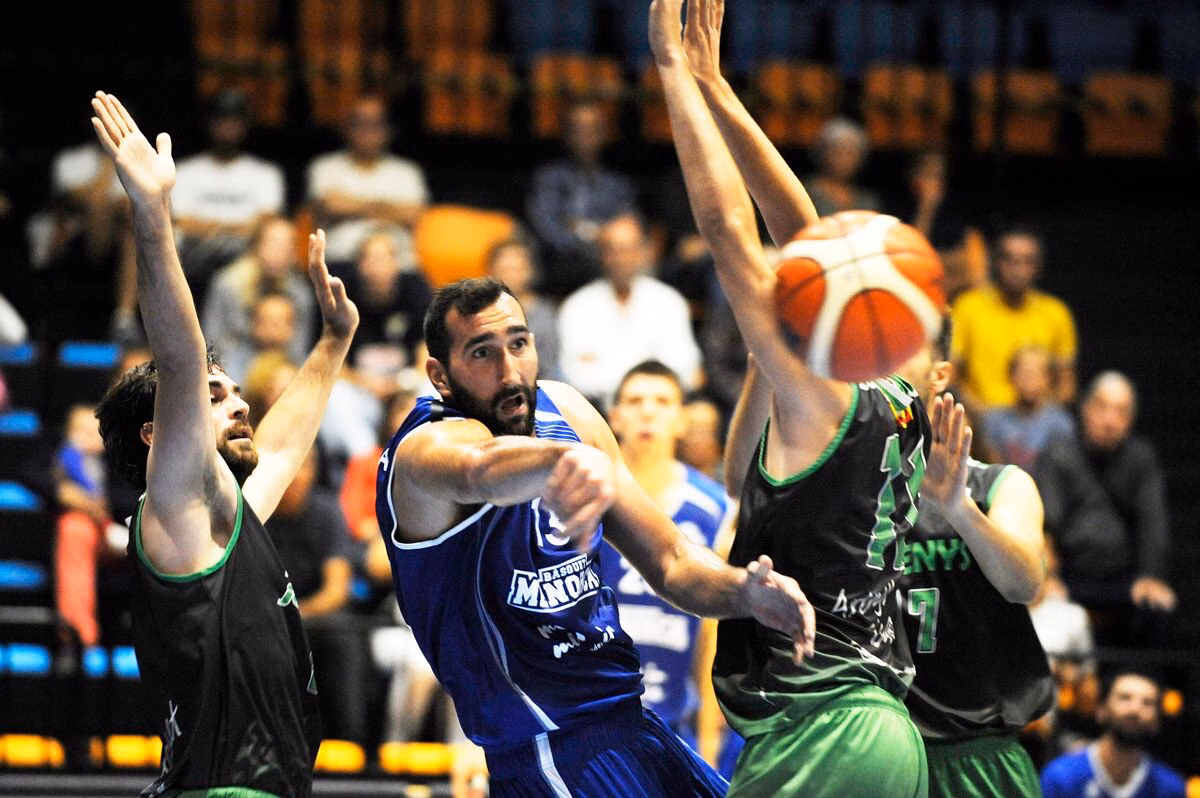 (Galería de fotos) Épico triunfo del Bàsquet Menorca ante el Arenys