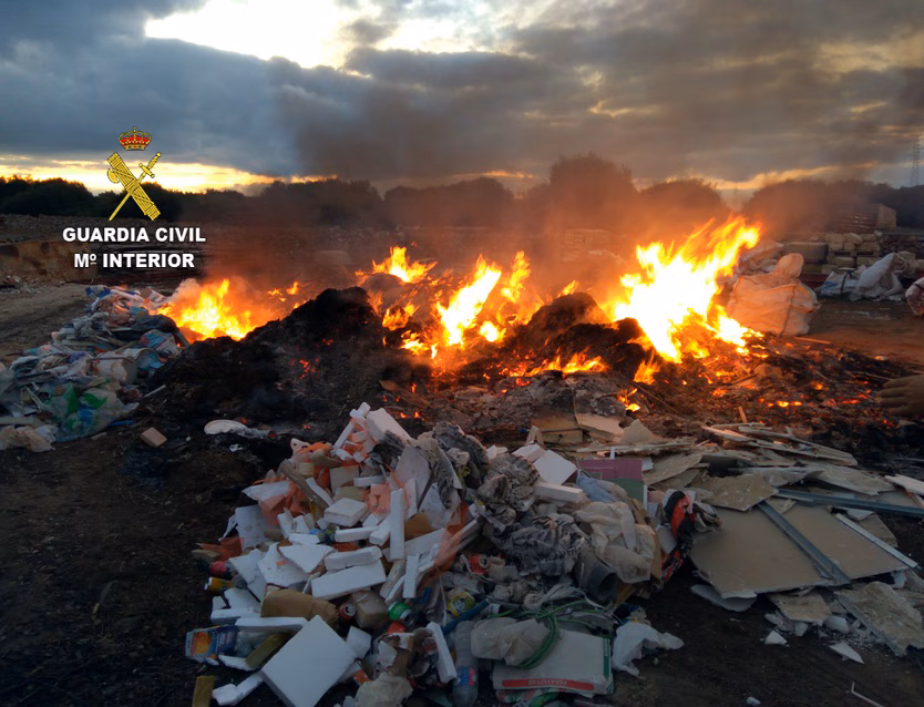 La Guardia Civil denuncia a una constructora de Ciutadella por quemar residuos