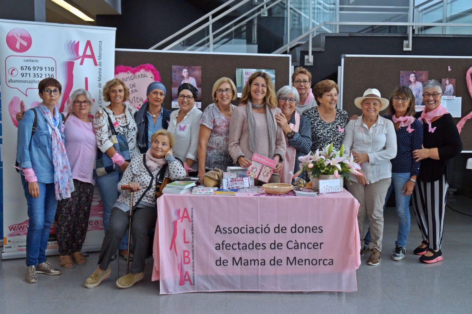 Menorca luce el lazo rosa