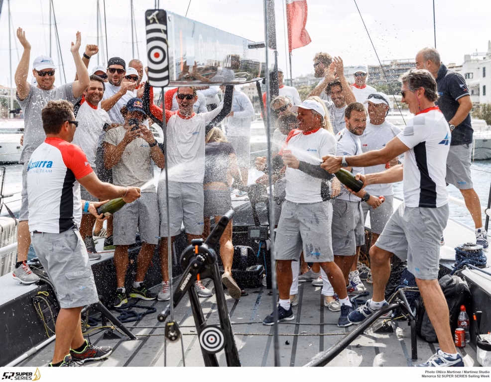 La falta de viento da al Azzurra el mundial de 52 Superseries