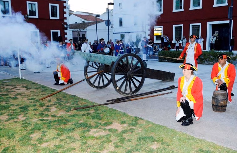 Es Castell recupera la recreación histórica de la entrega de Menorca a España