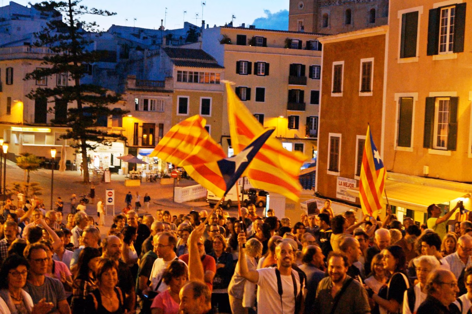 (Fotos y vídeos) Más de 500 personas se manifiestan "Pel dret a decidir" en Maó