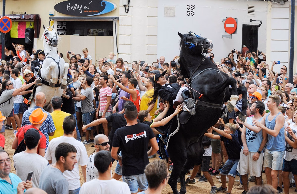 (Fotos y vídeo) Mañana de misa y jaleo