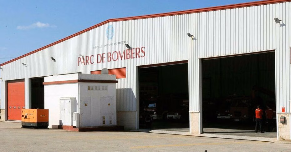 Policía Local y bomberos sofocan un incendio en Ciutadella