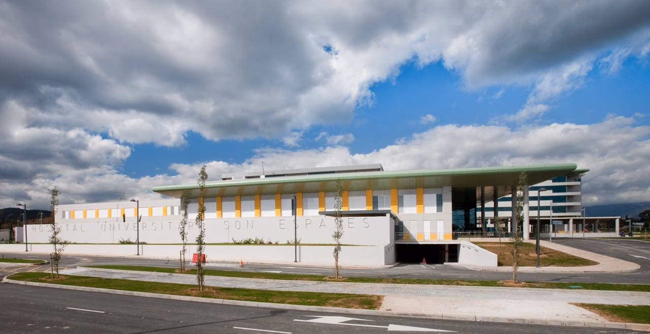 Evacuan a un camionero a Son Espases tras un accidente en Arenal d'en Castell