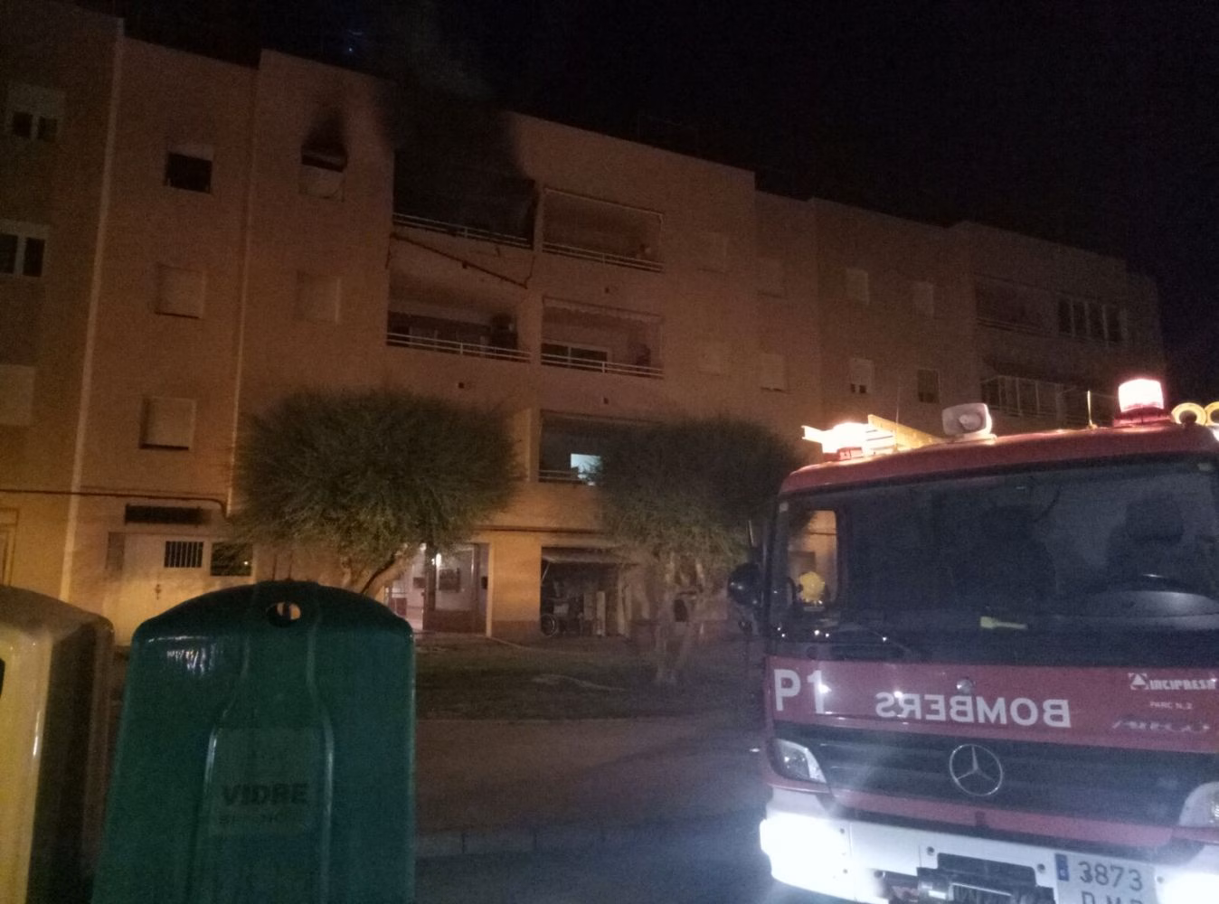 Un incendio obliga a desalojar un bloque de viviendas en Ciutadella