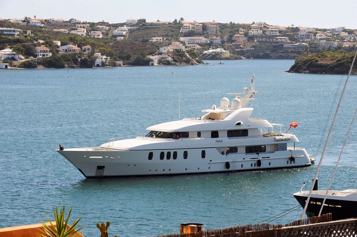 Rahal, el espectacular yate del príncipe de Bahréin, impresiona en Menorca