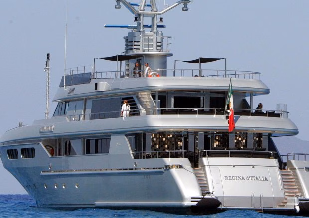 El espectacular yate de Dolce&Gabbana surca las aguas de Menorca