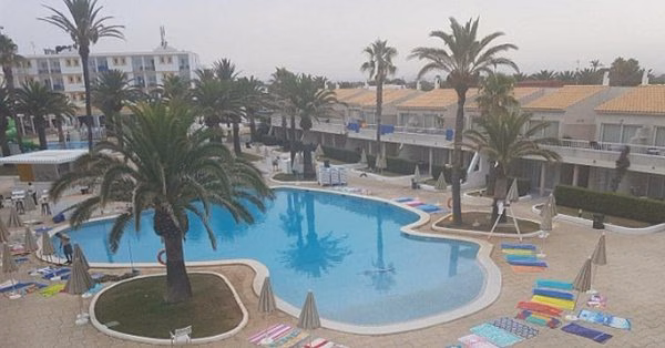 (La foto) La original maniobra de unos turistas para lograr sitio en una piscina de Menorca