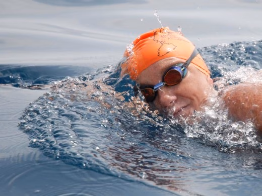 Tita Llorens abandona el reto de nadar entre Eivissa y Xàbia tras 37 horas y 73 kilómetros