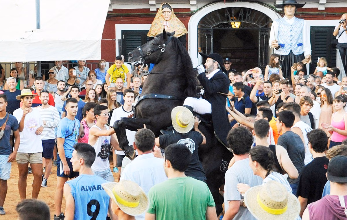 (Fotos y vídeo) Es Castell ya disfruta de Sant Jaume