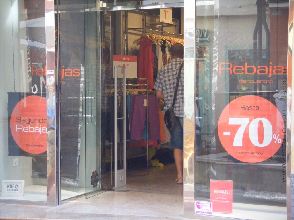 Consum advierte de los derechos de los clientes de las rebajas