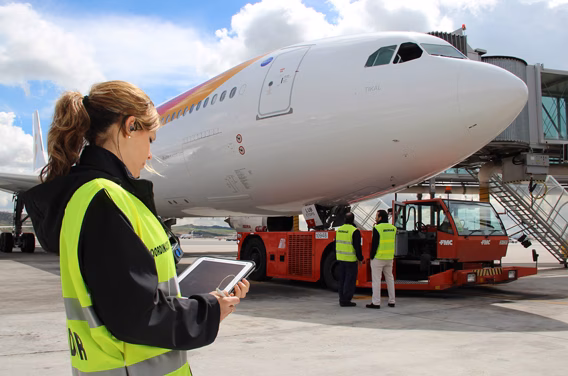 Iberia suspende de forma fulminante al operario que lanzaba las maletas