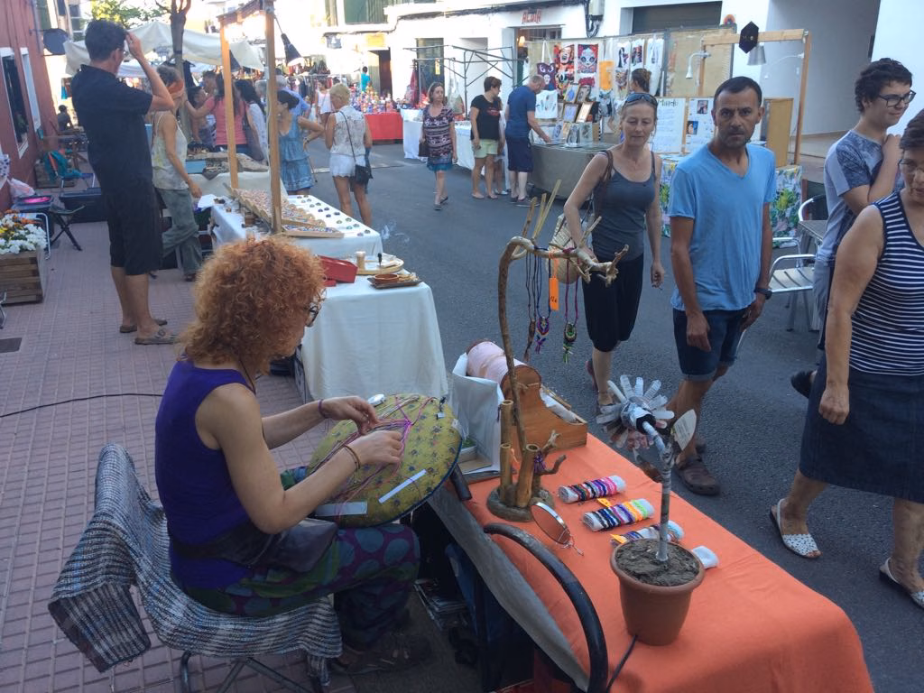 Es Castell estrena su mercado nocturno