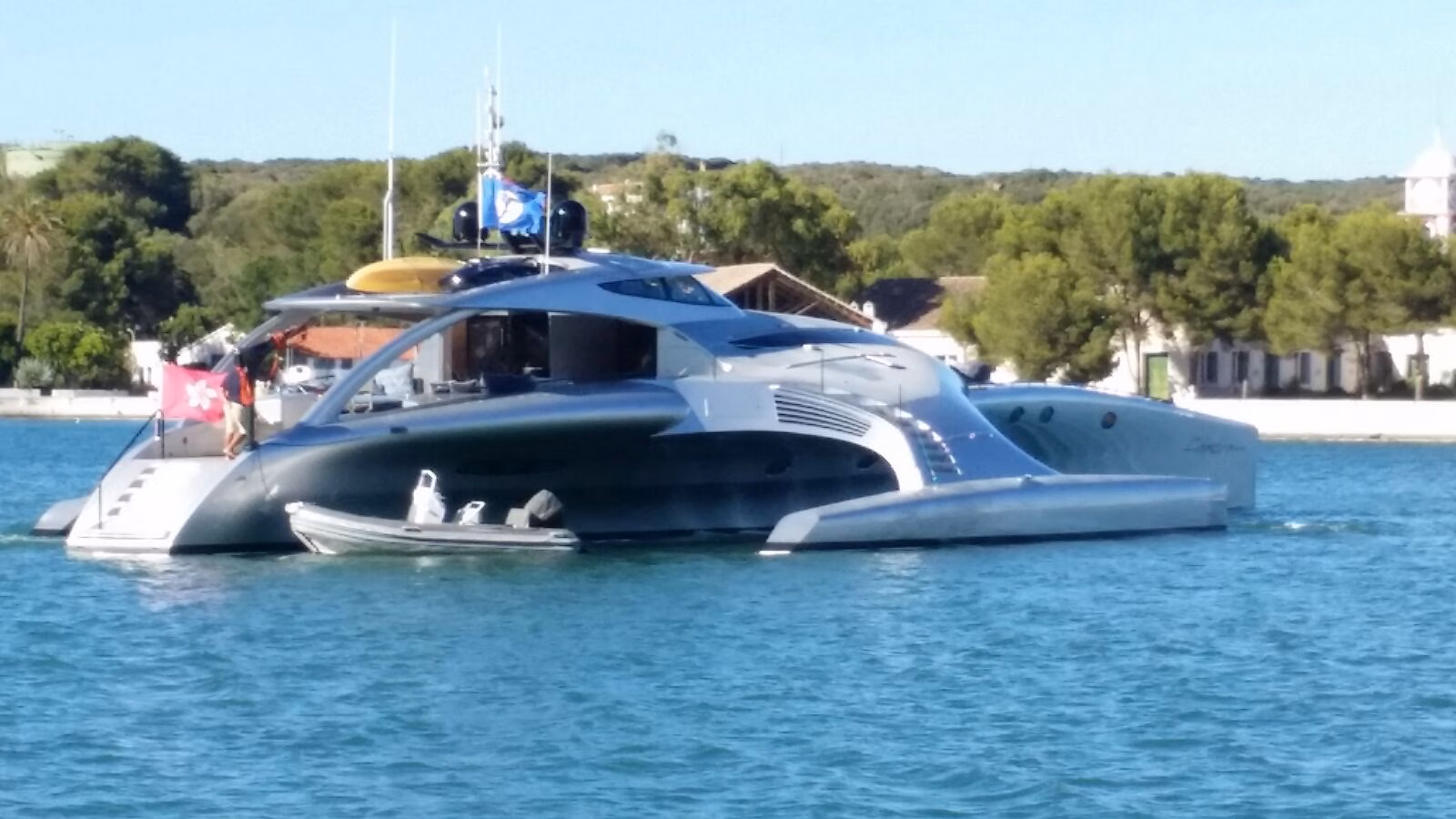 El superyate que gasta menos que un mechero atraca en Maó