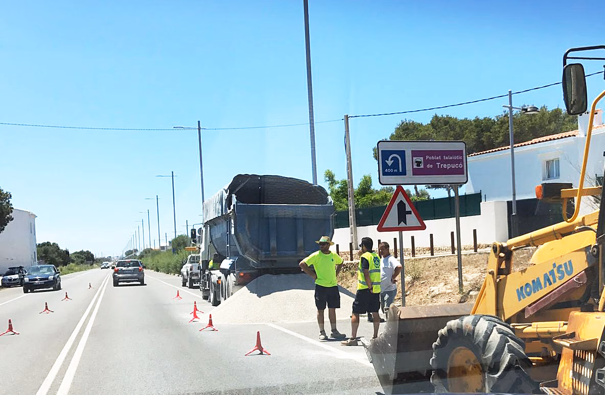 Se desprende la carga de un camión en Trepucó