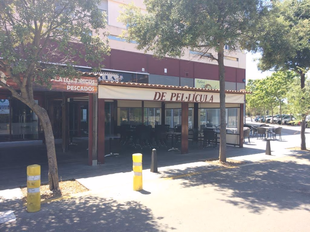 Un pequeño incendio afecta a la cocina de un bar de la plaça Biosfera de Maó