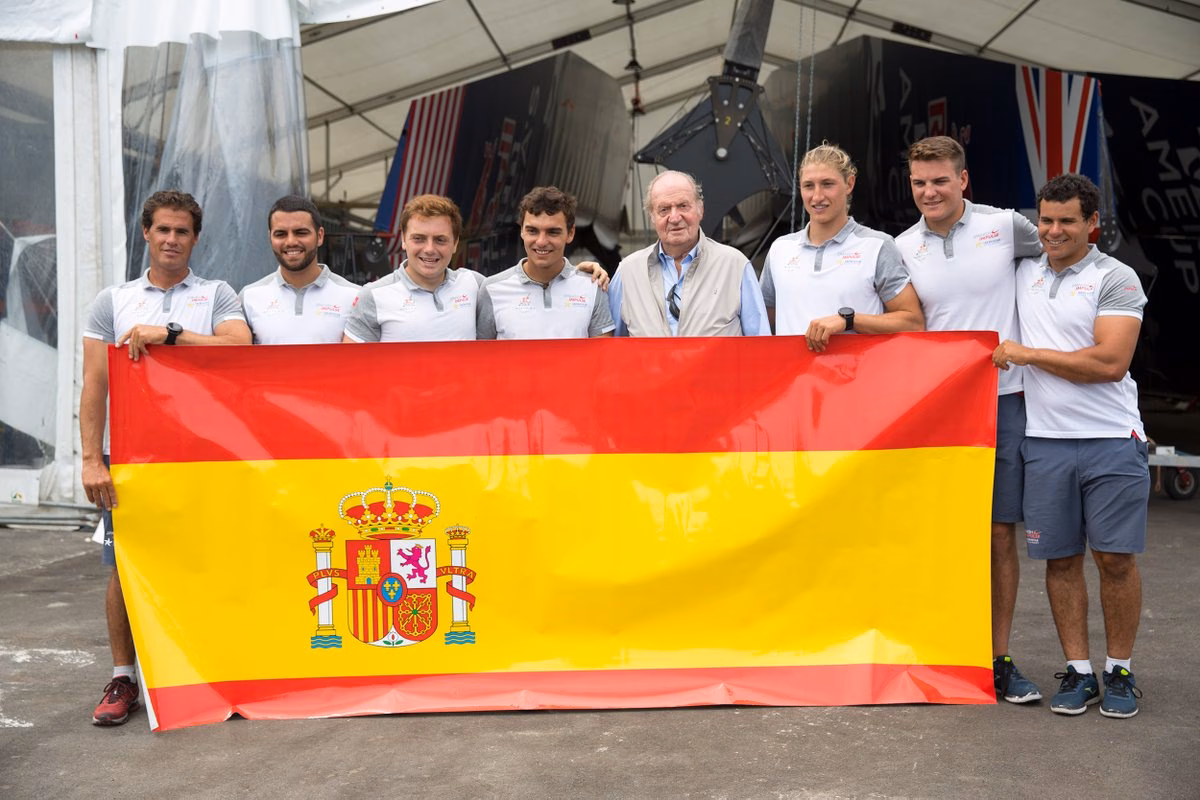 (Vídeo y fotos) El rey Juan Carlos I visita al Spanish Impulse del menorquín Joan Cardona