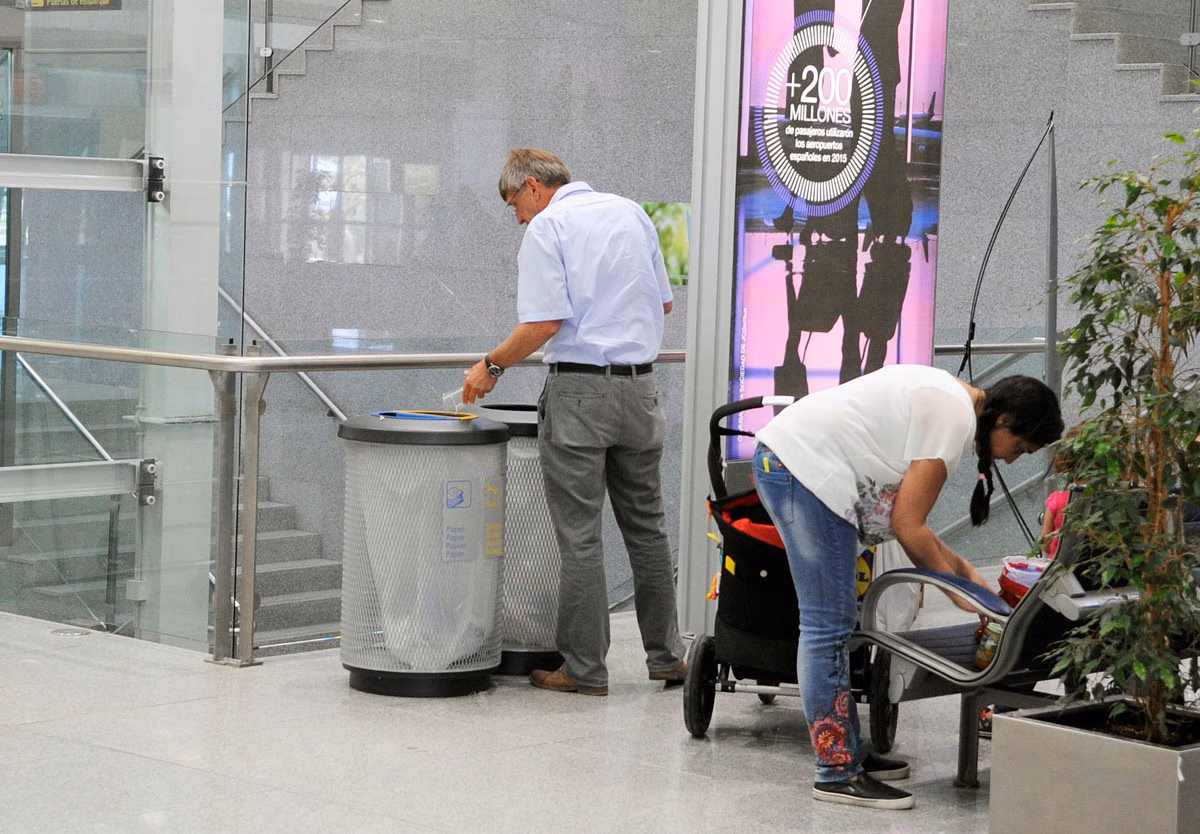 La huelga de limpiadoras en el aeropuerto arranca con tranquilidad