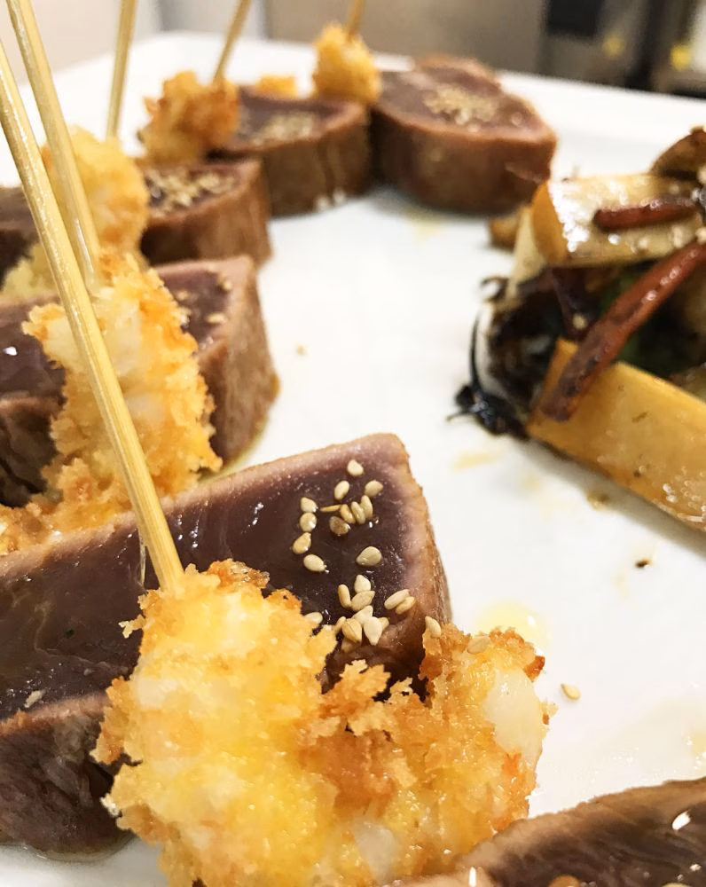 LOMO DE ATUN ROJO Y BROCHETA DE LANGOSTINOS