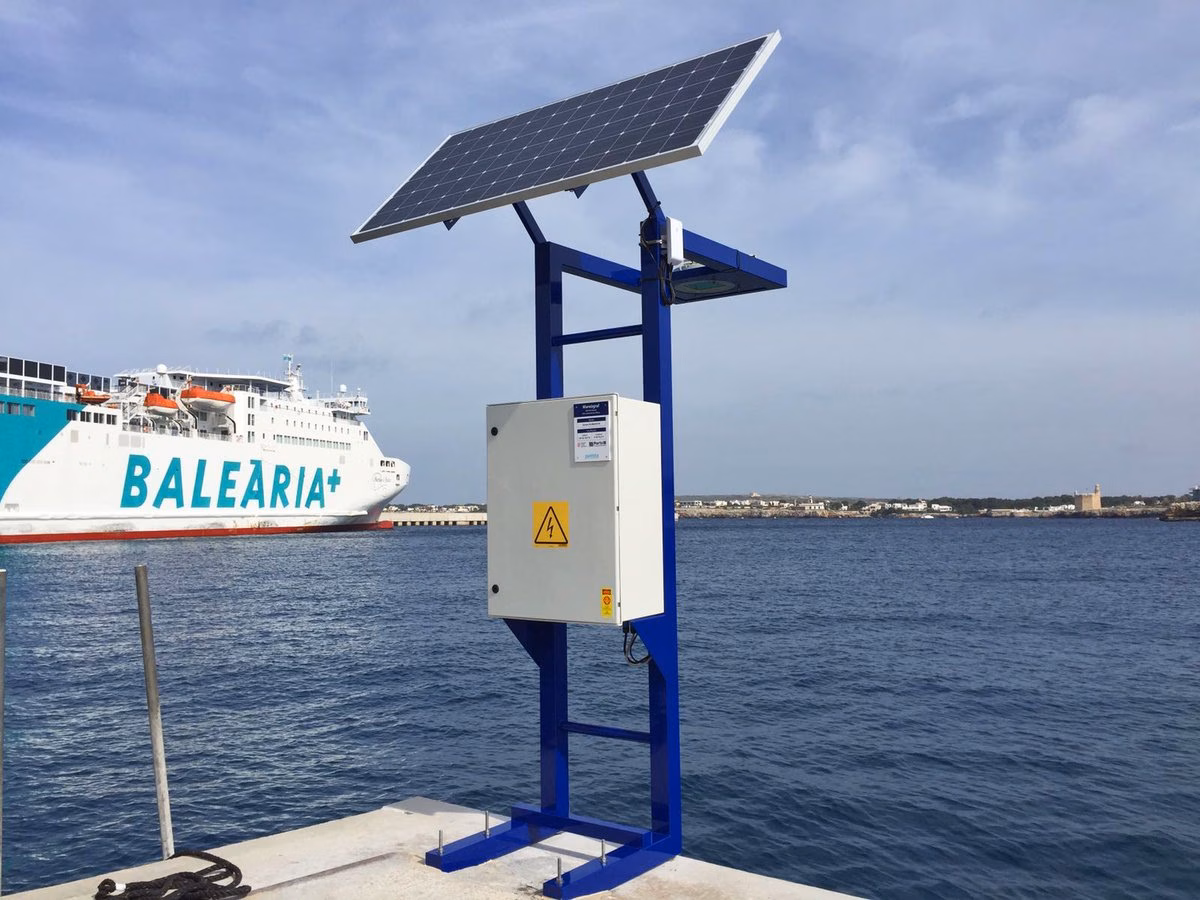 (La foto) Instalan el primer mareógrafo en el puerto exterior de Ciutadella