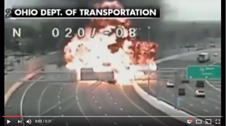 (Vídeo) Un fallecido en una espectacular explosión en una autopista de EE.UU.