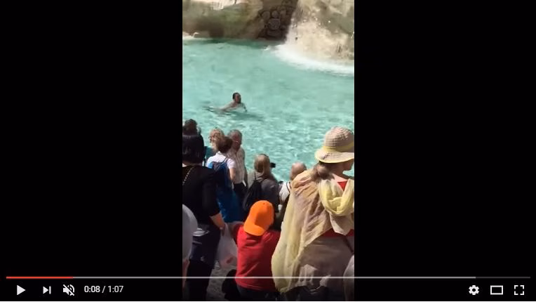 (Vídeo) Detenido un español por bañarse desnudo en la Fontana di Trevi