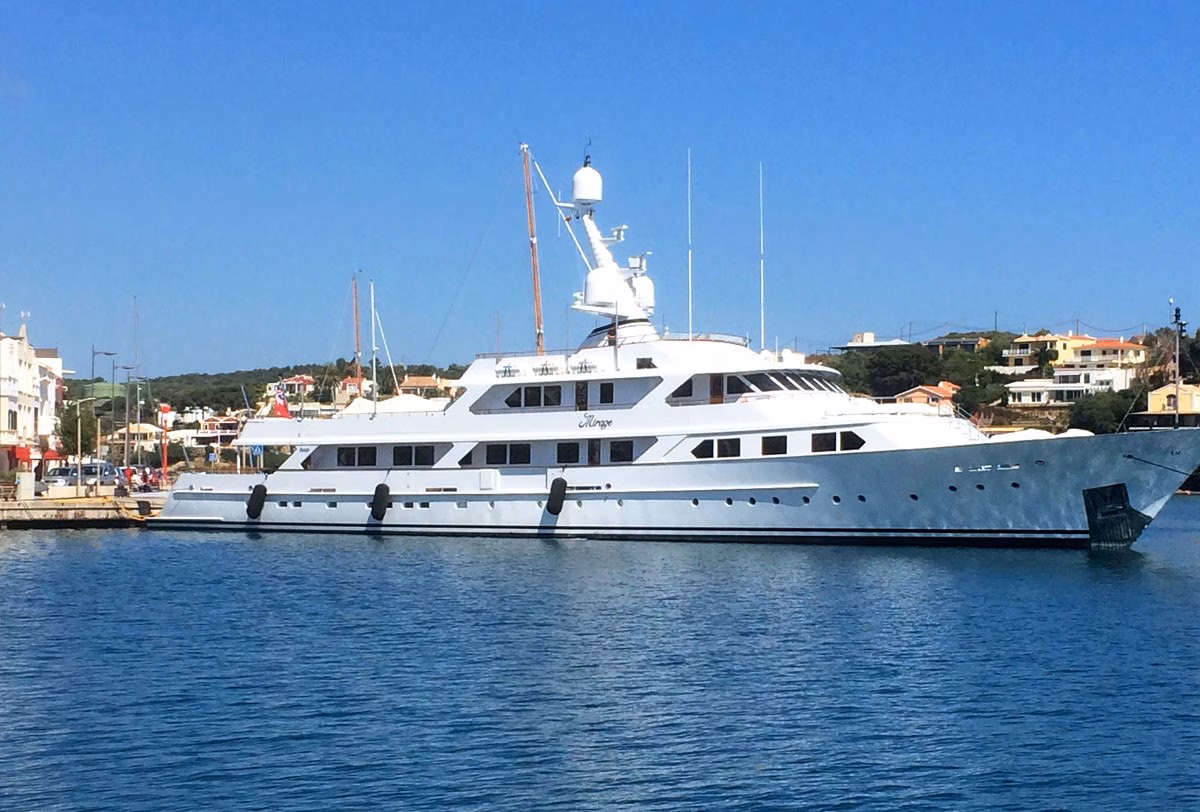 El fundador de "Skype" pasea su yate de lujo por Menorca
