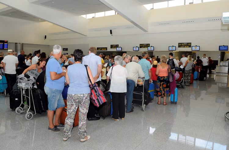 373.527 personas pasarán por los aeropuertos de Balears a lo largo del fin de semana
